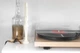 Виниловый проигрыватель Crosley C10 Natural Wood Hi-Fi, ручной проигрыватель для виниловых пластинок 33/45 об/мин, картридж Ortofon OM5e, антискейтинг, противовес тонарма, тяжелый диск, ременной привод + ПОДАРОК фонокорректор Pyle PP444 - изображение 9
