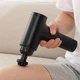 Массажер для тела и мышц аккумуляторный Fascial Gun, беспроводной массажный пистолет с 4 насадками и 6 скоростями, портативный электрический вибромассажер для глубокого массажа спины, шеи, ног, рук Черный, KH-320-Black - изображение 2