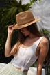 Летняя плетеная шляпа с золотым декором и цепочкой TENERIFE кофе с молоком - изображение 2