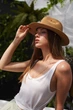 Летняя плетеная шляпа с золотым декором и цепочкой TENERIFE кофе с молоком - изображение 5