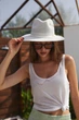 Літній плетений капелюх з золотим декором та ланцюжком TENERIFE білий - зображення 2