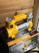 Автомобільний компресор AC PRO Cyclone 12 В 150 PSI 35 л/хв з манометром, ліхтарем та шлангом для накачування шин - зображення 1