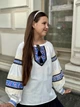 Вишиванка для дівчинки підліткова шкільна блуза українська вишита дитяча сорочка з мереживом святкова з орнаментом із льону бавовни IRmAS 1290 зріст розмір 134 біла - зображення 10