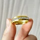 Золотистое классическое обручальное кольцо из титановой стали с белым Liresmina Jewelry цирконием размер 19 - изображение 2