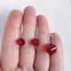 Набір прикрас Hand Made з кристалами Swarovski червоного кольору у формі куба (комплект без ланцюжка) - зображення 2