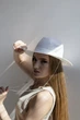 Шляпа женская Федора на лето с тонкой рафии D.Hats белая с серебристой цепью с кольцами - изображение 4