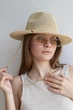 Шляпа женская федора с тонкой рафии D.Hats светло бежевого цвета с золотистой цепью и жемчужинами - изображение 5