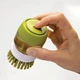 Щітка для миття посуду Joseph Joseph Palm Scrub з дозатором миючого засобу нейлоновою щетиною та підставкою для компактного зберігання на кухні 8 8х13 5х9 5 см сучасний кухонний аксесуар для ефективного очищення сковорідок та чашок від залишків їжі - зображення 4