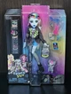 Кукла Mattel Monster High Frankie Stein Монстр Хай Фрэнки Штейн с аксессуарами и щенком Ватзит (HXH73) - изображение 7
