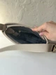 Сумка багет хвиляста бежевого кольору - зображення 5