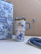 Термокухоль Stanley Love Shack Fancy 20 oz (591 мл) синій з квітами у подарунковій коробці - зображення 1