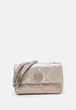 Жіноча сумка кросс-боді через плече GUESS Dilla Convertible Crossbody Pewter SG797121 (45939) - зображення 2