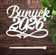 Дерев'яний Топпер на Випускний "Випуск 2026" Напис 13х9см Білий Топер для Торта, у Букет Квітів Фігурка з ЛДВП - зображення 1