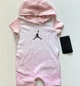 Песочник бело-розовый переливчатый с капишоном на девочку Jordan 56/62 на 0-3 месяцев - изображение 1