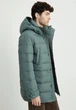 Удлиненный мужской пуховик Finn Flare FAD21057-506 зеленая XL - изображение 4
