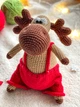 Новогодний вязаный лось в комбинезоне – игрушка амигурумы для рождественского декора Рождественский лось. - изображение 1