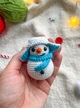 Новогодний вязаный снеговик – игрушка амигурумы для рождественского декора. Снеговик. Рождественские игрушки к - изображение 3
