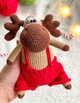 Новогодний вязаный лось в комбинезоне – игрушка амигурумы для рождественского декора Рождественский лось. - изображение 6