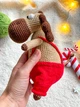 Новогодний вязаный лось в комбинезоне – игрушка амигурумы для рождественского декора Рождественский лось. - изображение 7