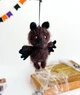 Вязаный крючком аксессуар для машины Летучая мышь 12 см, игрушка амигурумы, подвеска в авто. - изображение 2