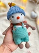 Новогодний вязаный снеговик – игрушка амигурумы для рождественского декора. - изображение 1