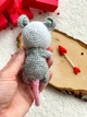 Амигуруми опоссум 14 см – вязаная игрушка с сердечком ручной работы - изображение 7