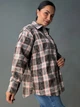 Рубашка женская YZY 7765 в клетку оверсайз широкая вареная one size коричневая - изображение 5