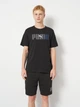 Футболка хлопковая длинная мужская Puma Essentials Graphics 68818401 2XL Black с принтом (4069157690737) - изображение 1