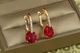 Серьги Xuping Jewelry Стрелка с родием с большим малиновым камнем 2,7 см золотистые - изображение 2