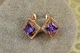 Сережки Xuping Jewelry ромбік з фіолетовим каменем 1,4 см золотисті - зображення 1