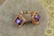 Сережки Xuping Jewelry ромбік з фіолетовим каменем 1,4 см золотисті - зображення 2