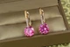 Сережки Xuping Jewelry Стрілка з родієм із великим рожевим каменем 2,7 см золотисті - зображення 1