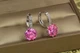 Серьги Xuping Jewelry с большим розовым камнем и круглой застежкой 2 см серебристые - изображение 1