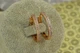 Серьги кольца Хuping Jewelry две дорожки с мелкими камнями 2 см золотистые - изображение 1