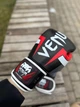 Боксерские перчатки Venum Elite Neo 8 oz (черный/красный/белый) — PU кожа, для бокса, тренировок и спаррингов - изображение 2