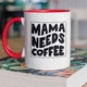 Кружка керамічна з написом "Mama Needs Coffee" 330 мл для напоїв біла з червоною ручкою на подарунок мамі - зображення 1