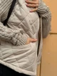 Стильная куртка короткая стеганая демисезонная на синтепоне с вязаными рукавами оверсайз 42-48 бежевый КМ 71001 - изображение 3