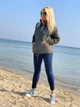 Стильная куртка короткая стеганая демисезонная на синтепоне с вязаными рукавами оверсайз 42-48 хаки КМ 71001 - изображение 5
