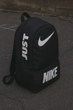 Практичний чорний міський рюкзак loft Nike з великим білим лого чоловічий жіночий портфель для ноутбука роботи навчання та поїздок - зображення 3