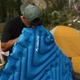 Надувной двойной коврик Klymit Double V (цвет Blue) - изображение 6