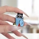 Брошь-значок BROCHE бижутерия Животные Енот в мусорном баке голубая BRGV115095 - изображение 3