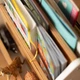 Детская полка дизайнерская Монтессори для книг деревянная на колёсиках Коттедж белый/натуральный - изображение 3