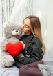 Плюшевый мишка Фрэнк 65 см Teddy Boom серый с красным сердцем - изображение 4