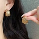 Массивные серьги-гвоздики С-подобные золотистые - изображение 2