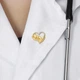 Брошь-значок женская BROCHE бижутерия Медицина Малыш в ладонях золотистая BRGV112782 - изображение 2