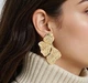 Сережки большого размера 7.5х4 см Золотистые цветы - изображение 9