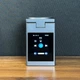 Магнитная док-станция 3 в 1 QINETIQ S5D для Apple с поддержкой MagSafe оснащена LCD-дисплеем Bluetooth 5.3 Hi-Fi стереозвуком Совместима с iPhone, Apple Watch и AirPods. Корпус из пластика и металла удобная беспроводная зарядка всех устройств Черная - изображение 5