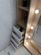 Профессиональное гримерное зеркало с LED подсветкой, полками, ящиками и подиумом на колесах, 180×110×35 см, цвет-дуб сонома/белый - изображение 3