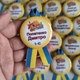 Значок іменний "Першокласник з дзвоником" 50 мм Білий/Жовтий 1 шт + Стрічка Символіка (19-2525) - зображення 4