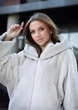 Мягкая экошуба с капюшоном 87-89-002-73 Белый - изображение 4